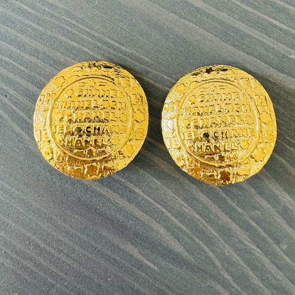 AUTHENTIC Chanel Vintage clip ons. Like new condition. Classic and timeless. - Picture 2 of 10